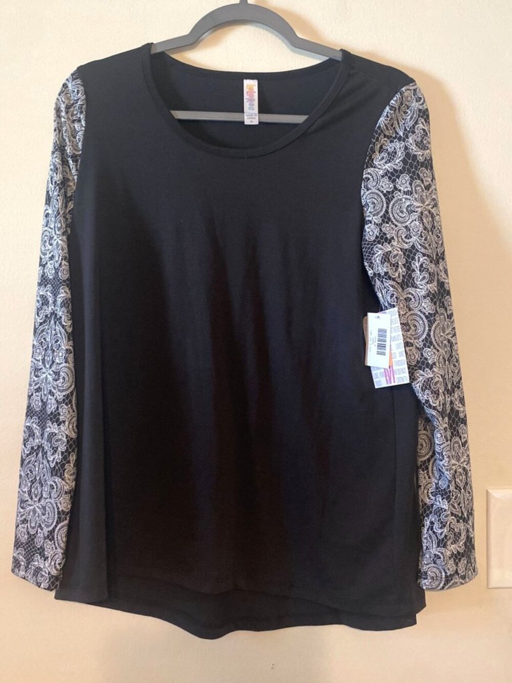 NWT LuLaRoe Lynnae Black‎ Faux Lace Sleeves Long Sleeve T-Shirt Size Medium